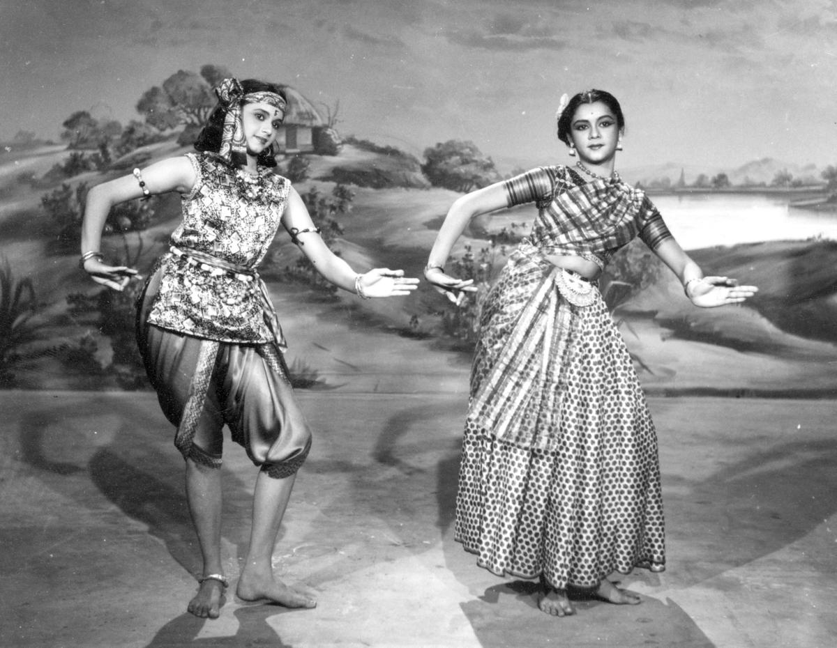 Lalitha and Padmini performing a dance sequence in Vedala Ulagam